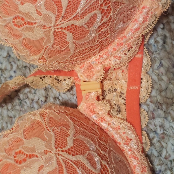 Pink Victoria Secrets lace bra - Picture 5 of 7